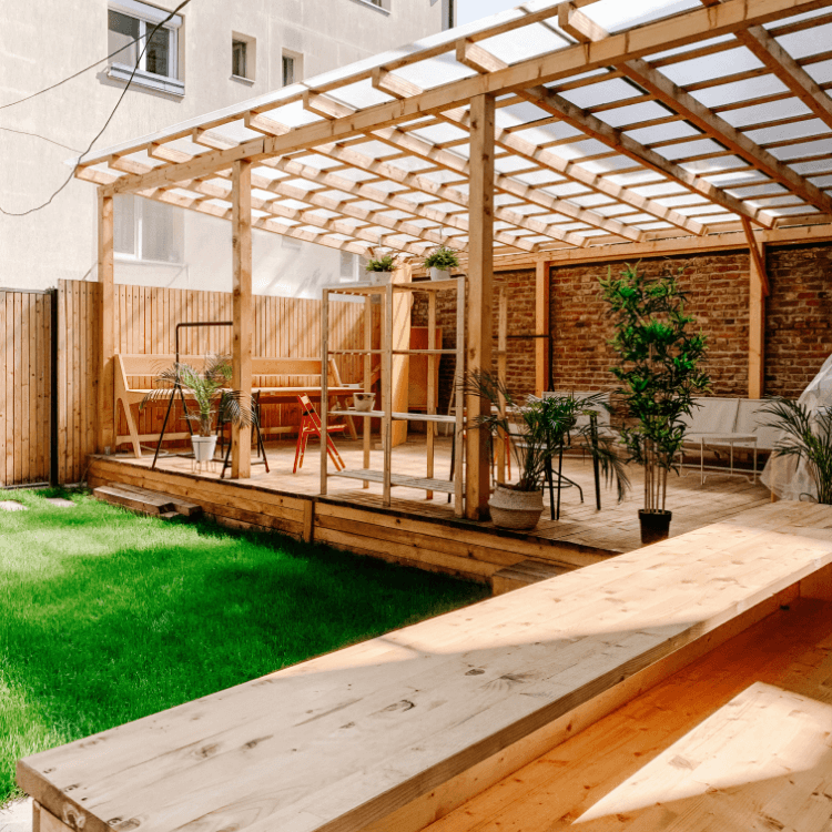 Eine überdachte Holzterrasse aus Holz Terrassendielen irgendwo in Nürnberg und der Umgebung