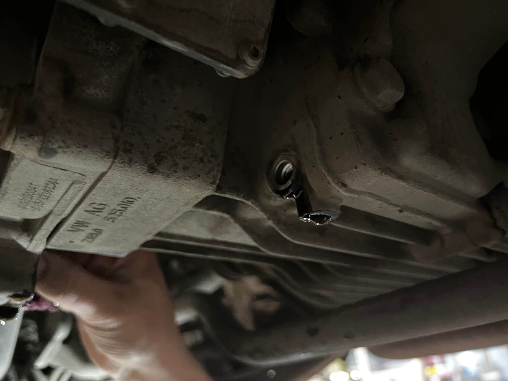 Откручиваем заливную и сливную пробку и сливаем масло с муфты