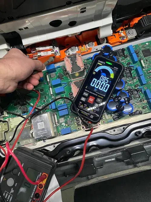 Einfachgrafik: HVIL überwacht alle HV-Verbindungen im Tesla