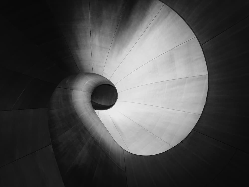 спина монаха во время практики медатиции