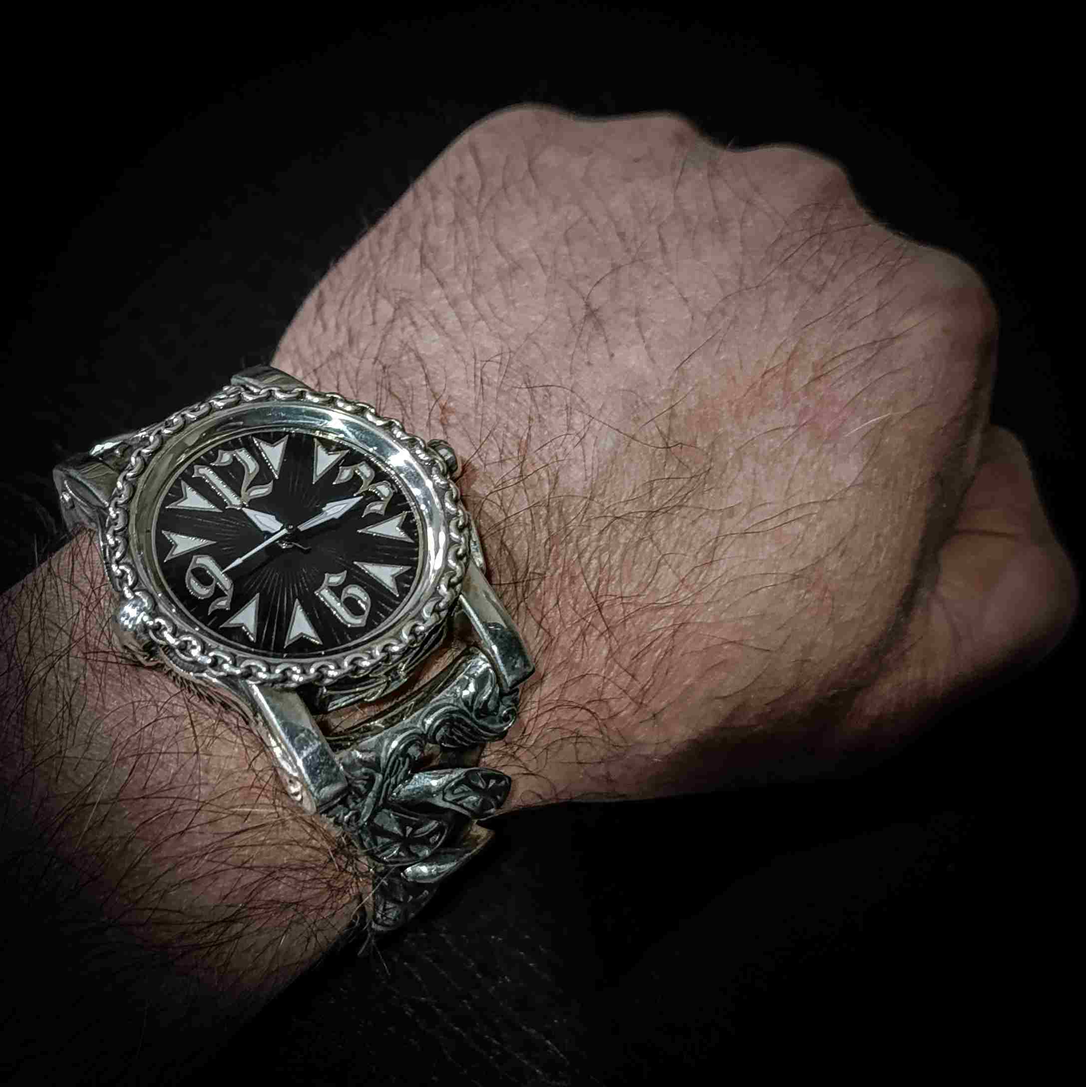 массивные часы из серебра, дорогие мужские часы, серебряные часы для мужчин.