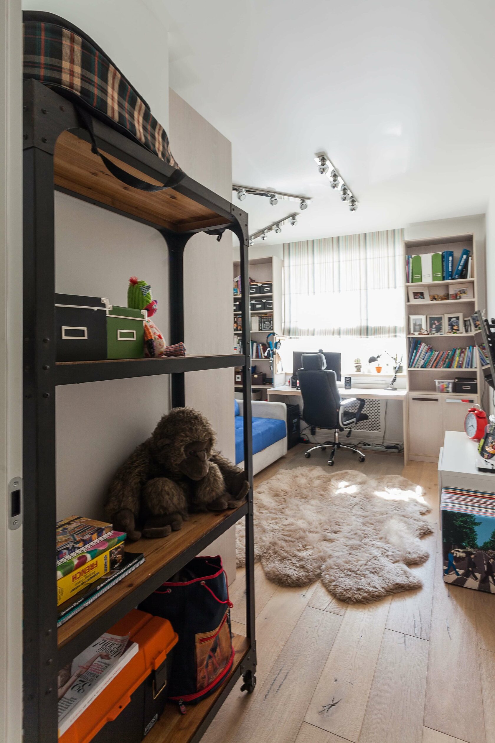 Коломенская набережная - Дизайн интерьера спальня, шкафы, стол, кресло, стеллаж 