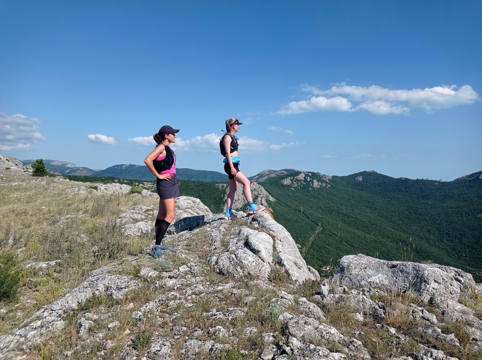 Девушки в горах Крыма