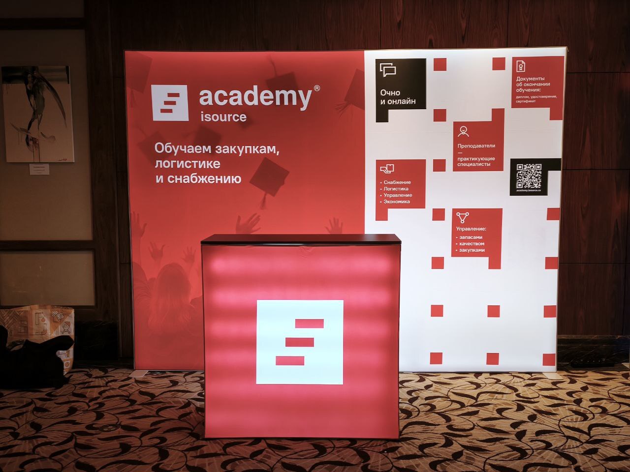Современный мобильный выставочный стенд Фарберг с тканевой графикой и LED-подсветкой