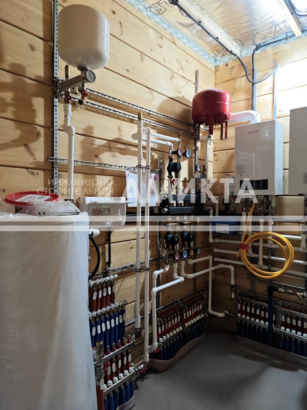 Монтаж котельной с основным газовым котлом и резервным электрическим котлом для загородного дома в ЛО.