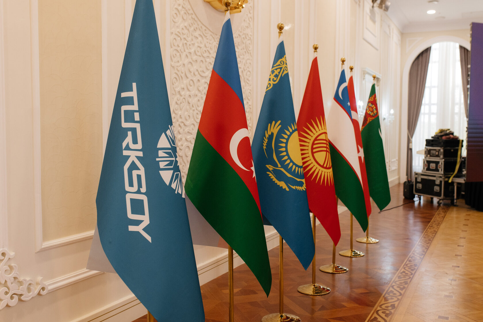 Апрель ОНил секс комикс