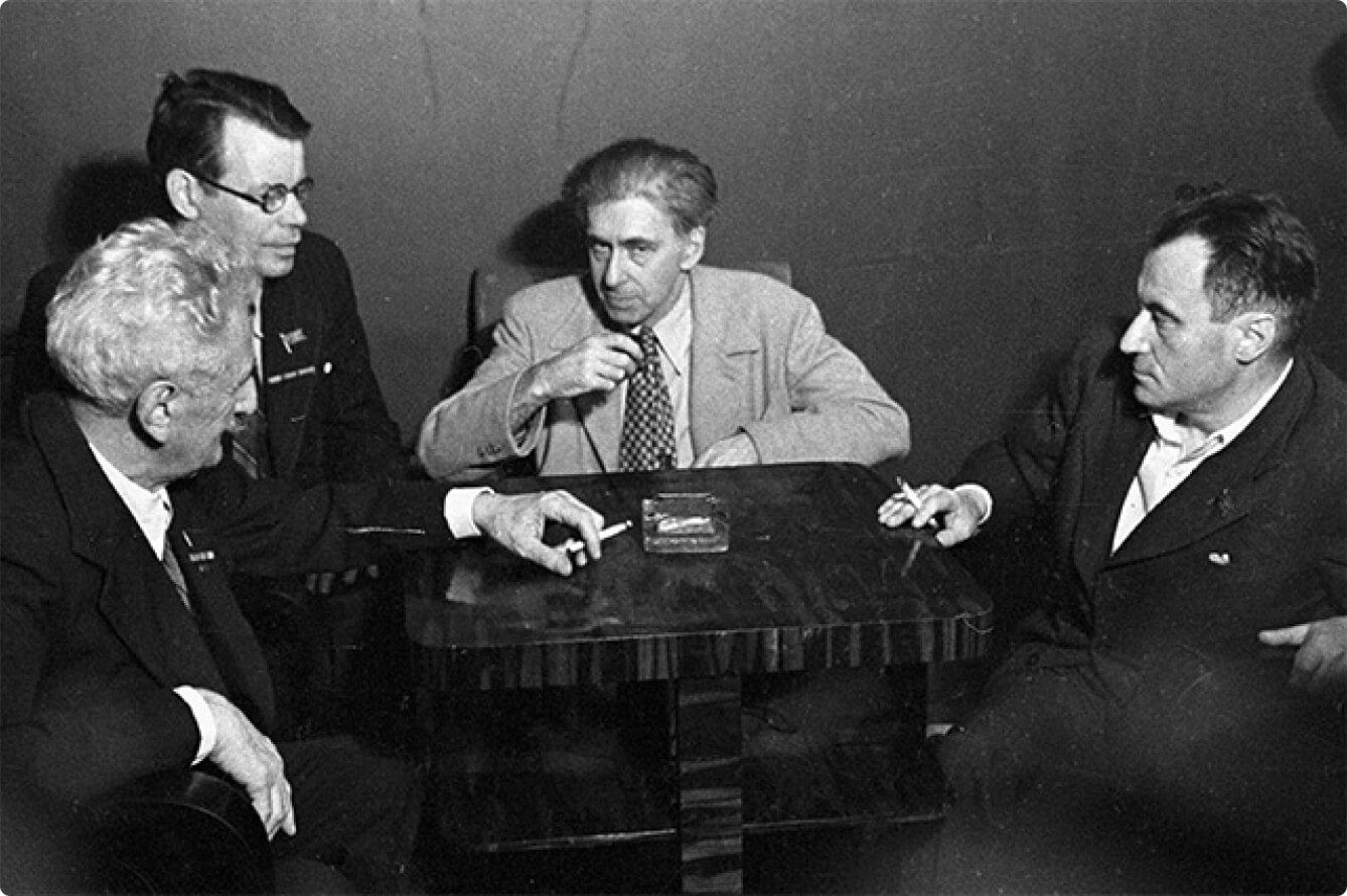 Писатели (слева направо): Шалва Дадиани, Михаил Исаковский, Илья Эренбург и Валентин Катаев