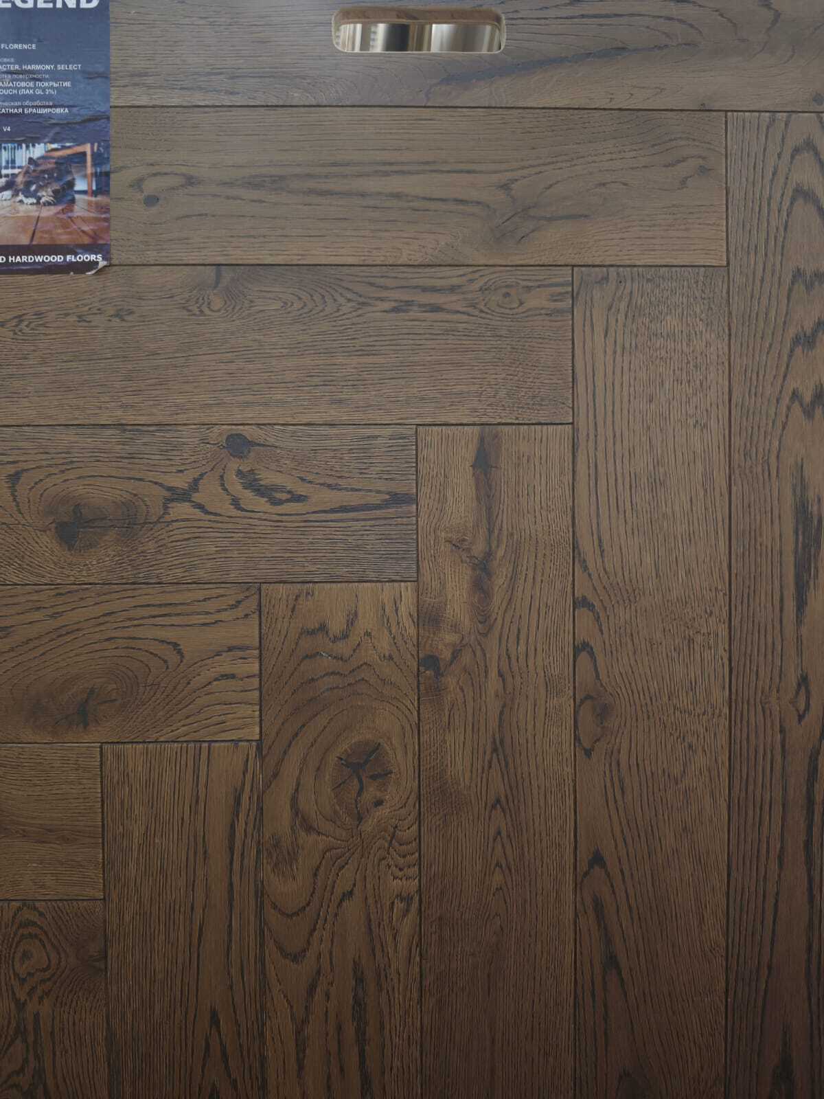 Legend Parquet, английская ёлка 764×110 мм — классика на современный лад. Подходит под тёплый пол, не боится сезонных колебаний температуры. Решение для тех, кто ищет надёжность и эстетик