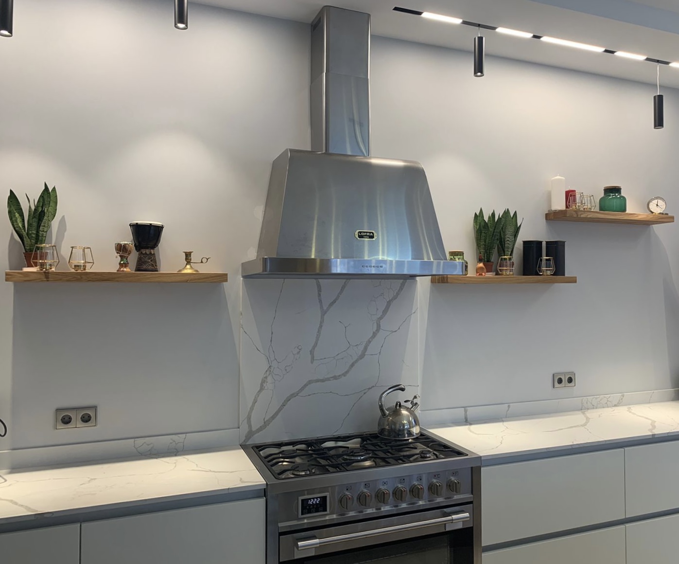 полки на светлой кухне без видимого крепления 