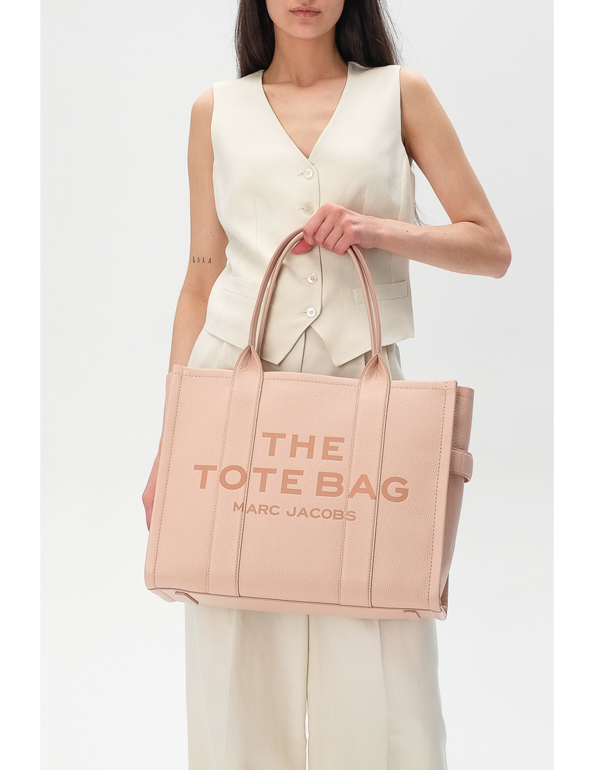 Светлый образ с Marc Jacobs The Tote Bag
