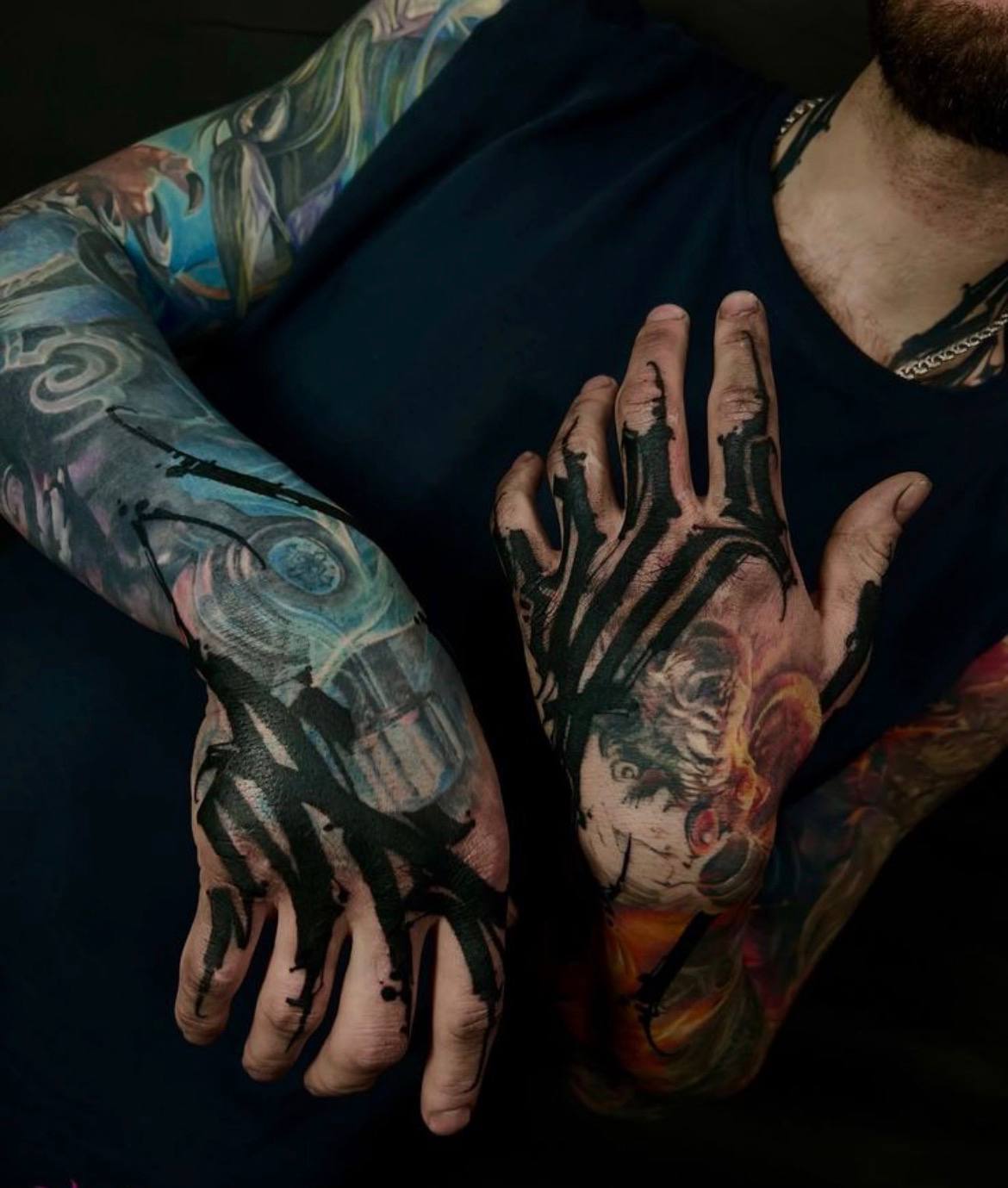 Красивый пример многослойной татуировки Blast Over