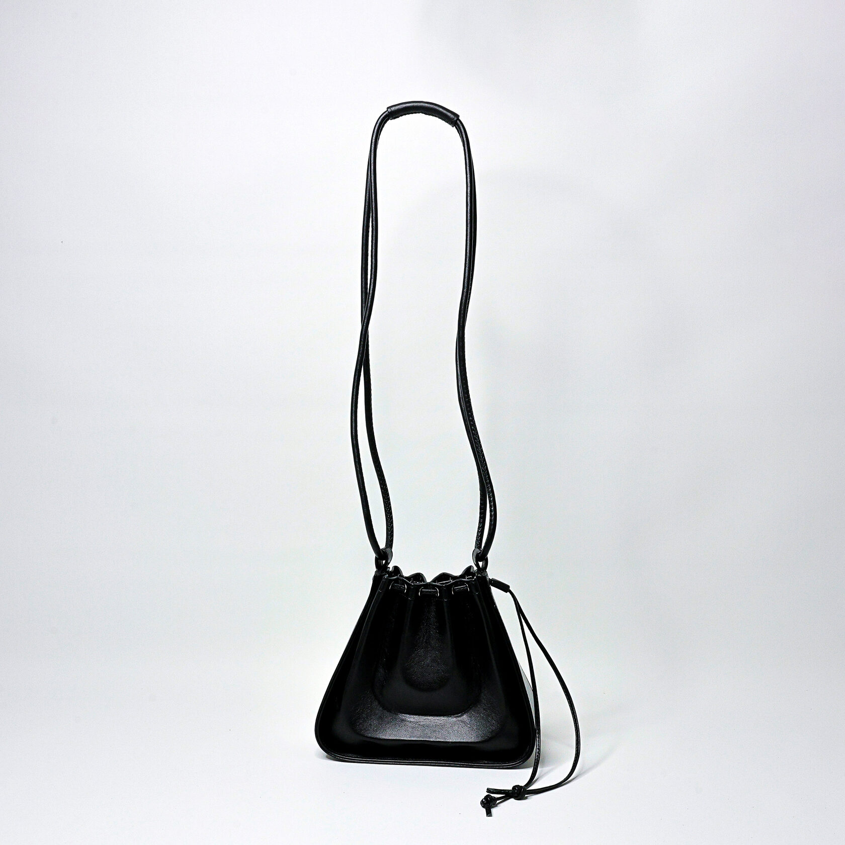 дизайнерская сумка Drift mini архитектурной формы черного цвета из натуральной кожи премиум качества