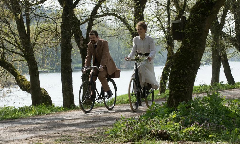 Кадр из фильма о Марии Склодовской-Кюри 2019 года 