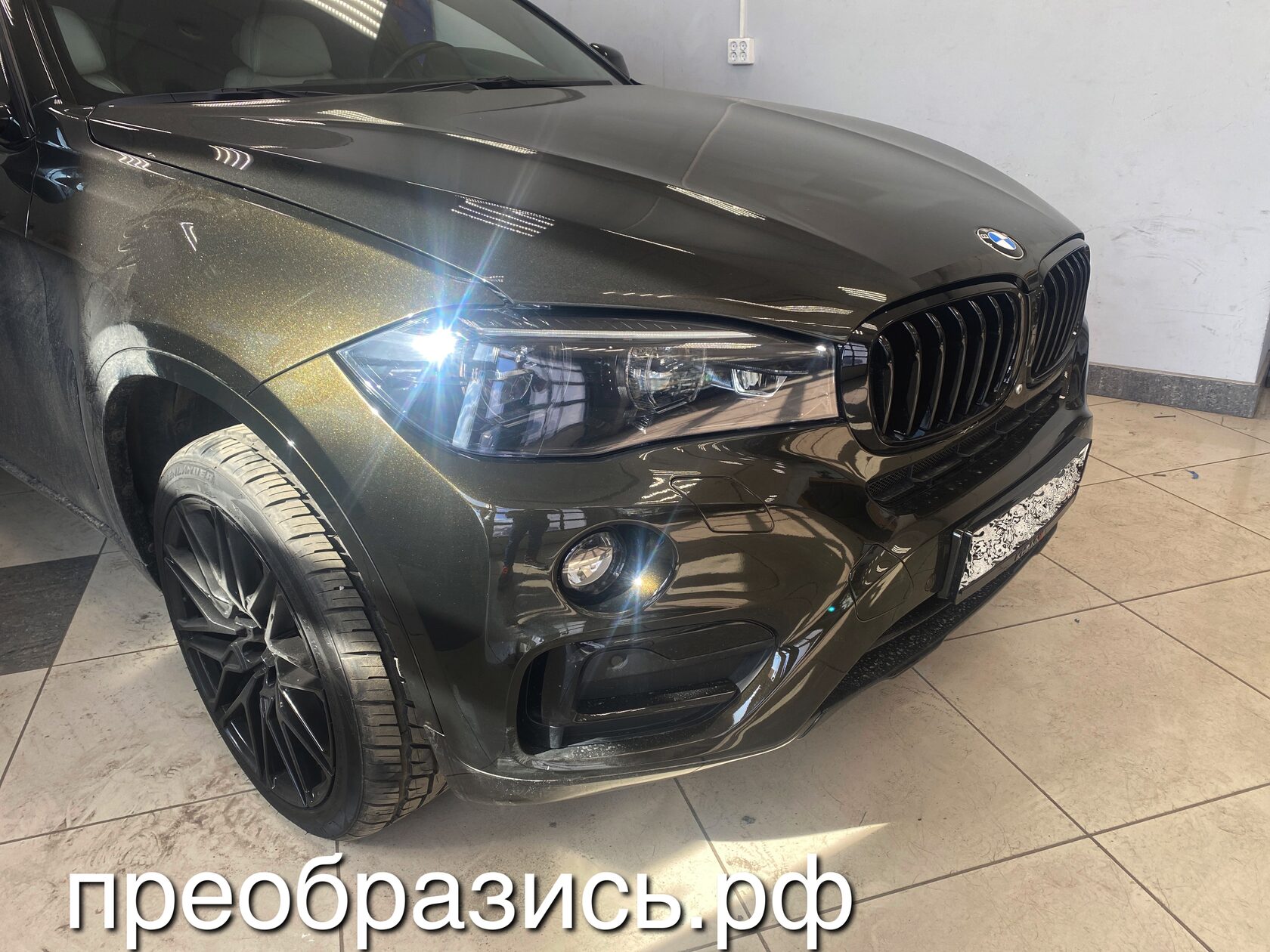 BMW X6 E72 фара , после окраски в черный глянец, на автомобиле