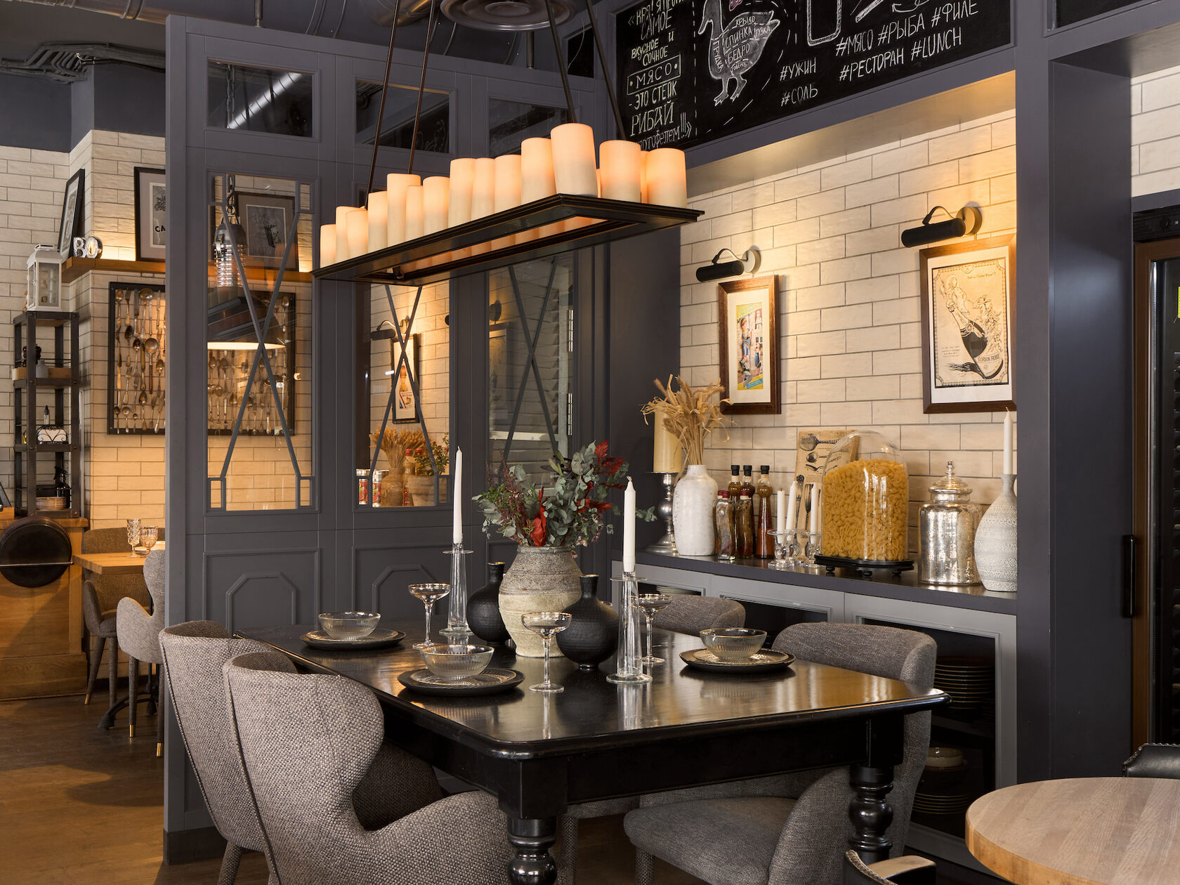 Сервированный стол в уютном интерьере ресторана The Kitchen