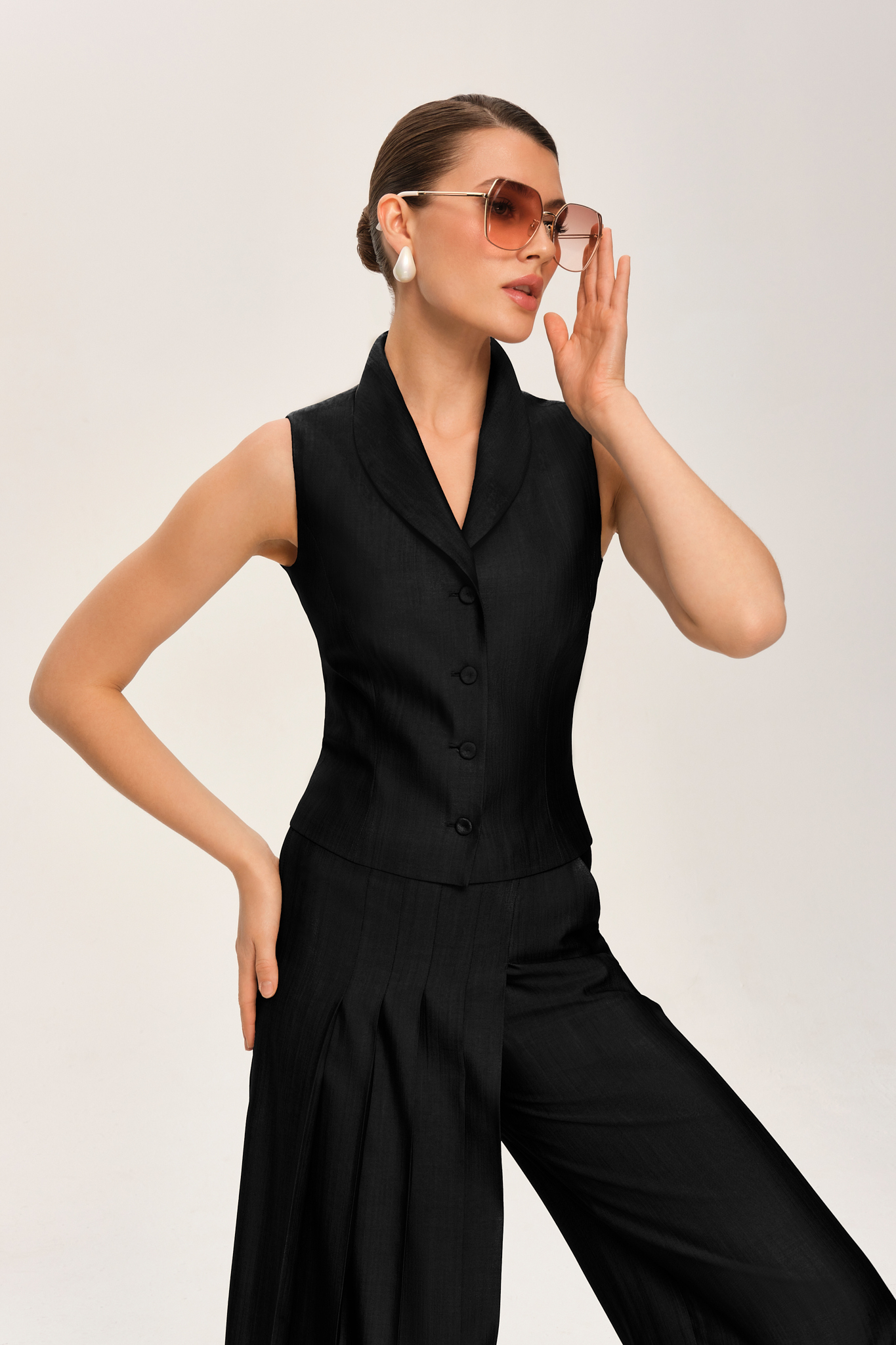 девушка в чёрном костюме с юбкой-брюками moyocoyotzin