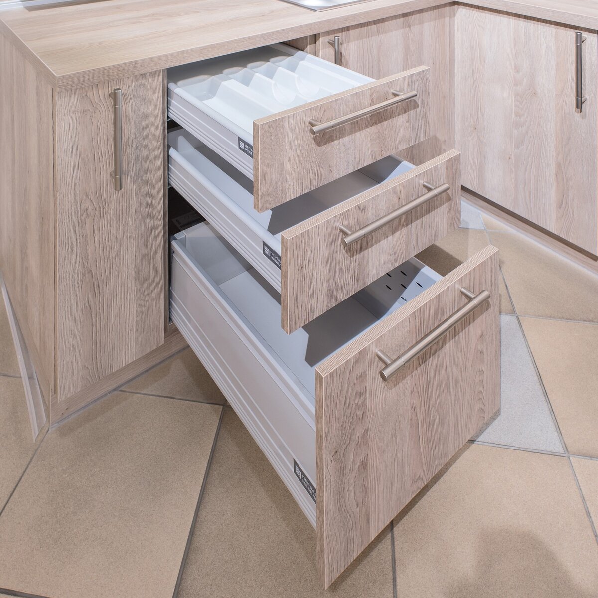 Три отдельных выдвижных ящика — это три фасада и три ручки. Кухня СИНГЛ (ЛДСП). Фото в салоне