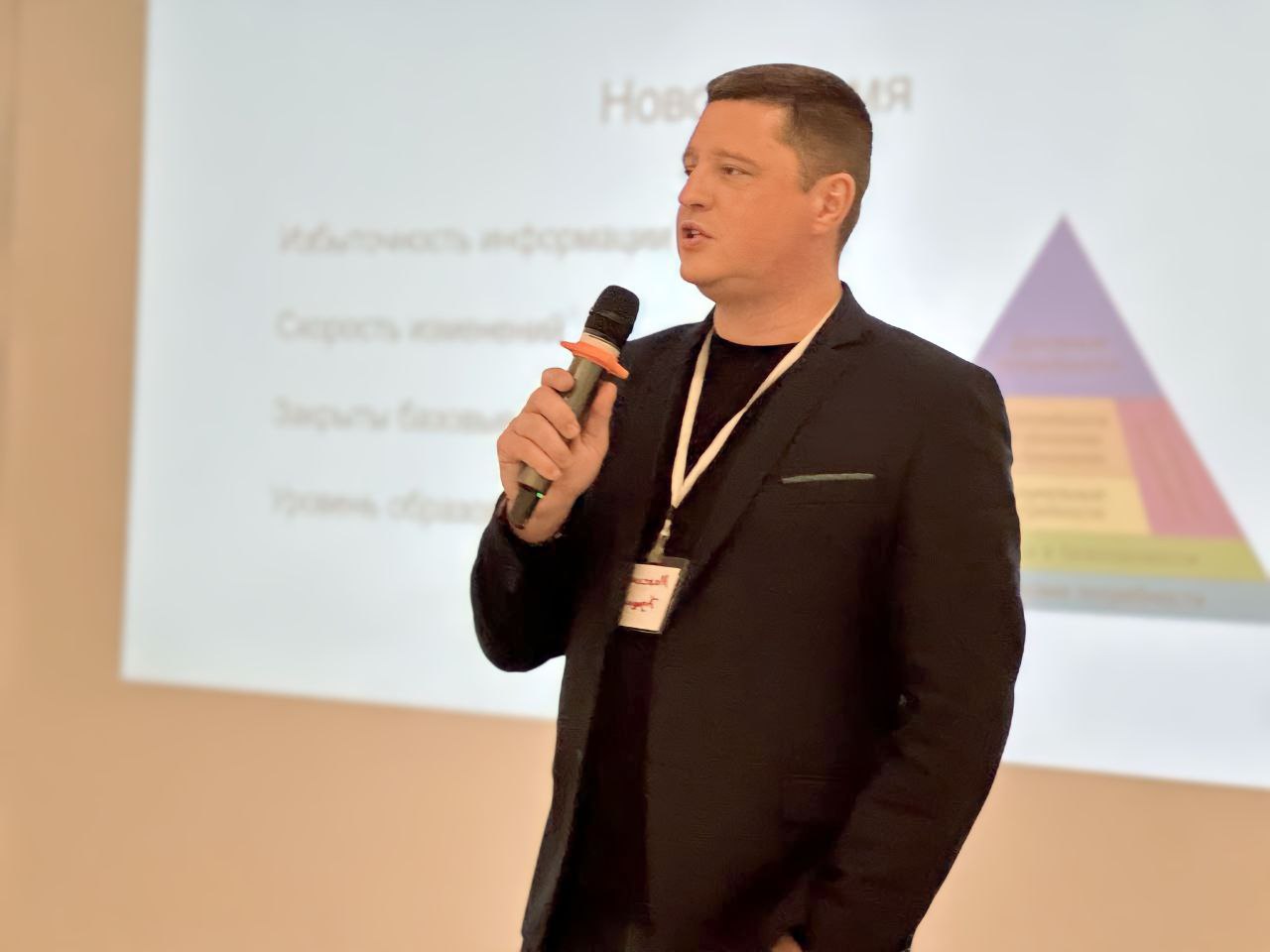 Максим Дущиц во время выступления