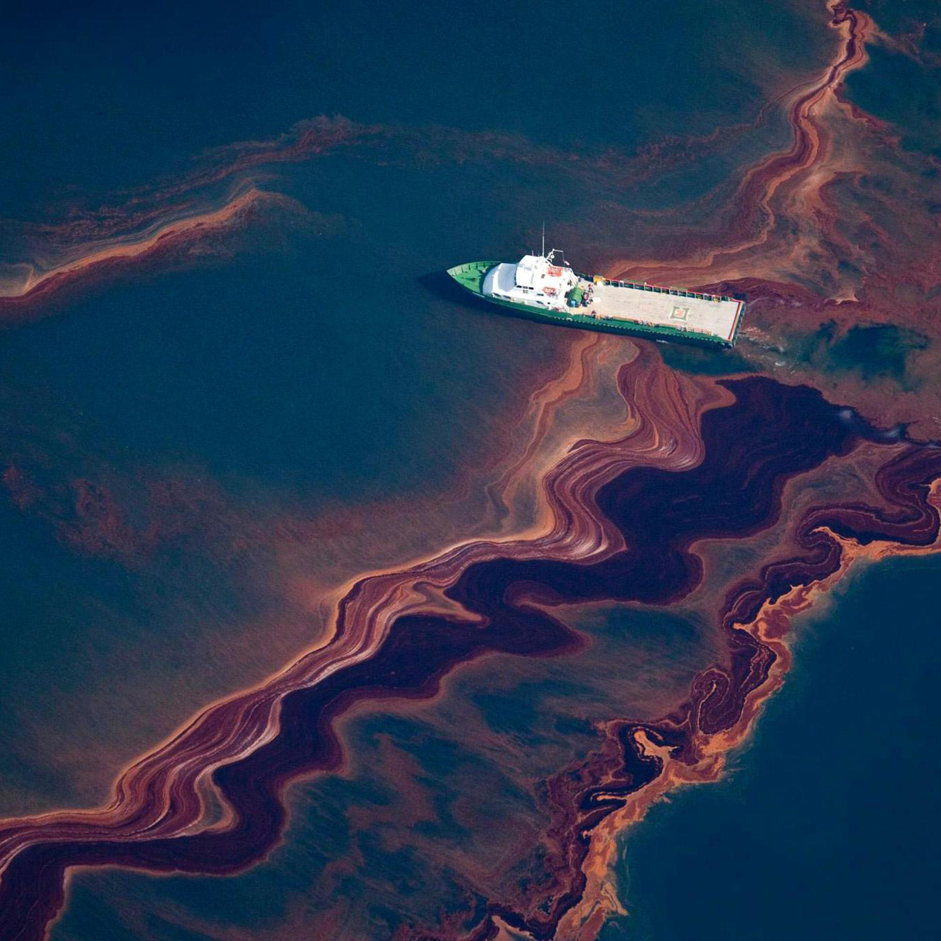 Разлив нефти в море