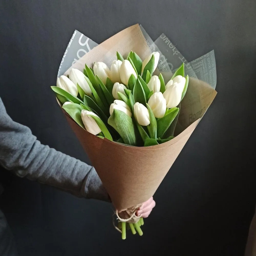 Голландские тюльпаны белые. Как выглядит 101 тюльпан. Белые тюльпаны в упаковке. Букет из 15 белых тюльпанов. Букет 25 белых тюльпанов.