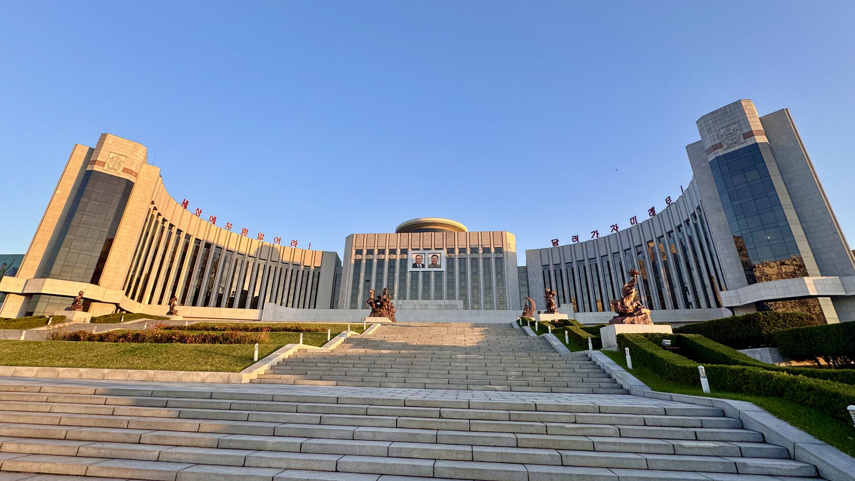 Мангендэский дворец школьников. Пхеньян. КНДР