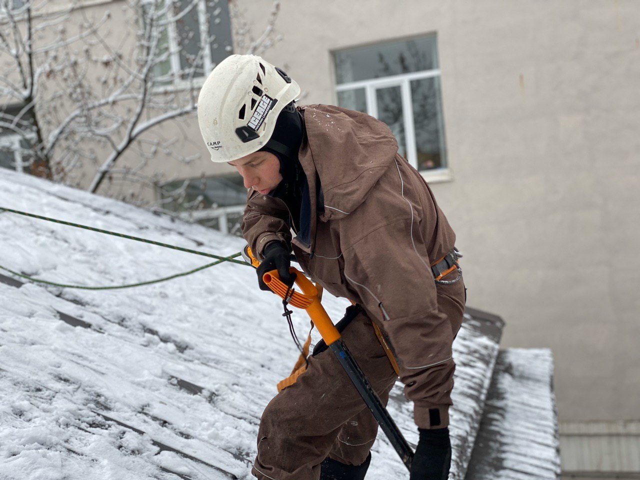 промышленный альпинизм уборка снега. снегосброс с крыши. уборка снега с крыш. как организована очистка кровли от снеговых осадков скатной крыши. чистим крыши от снега картинки.