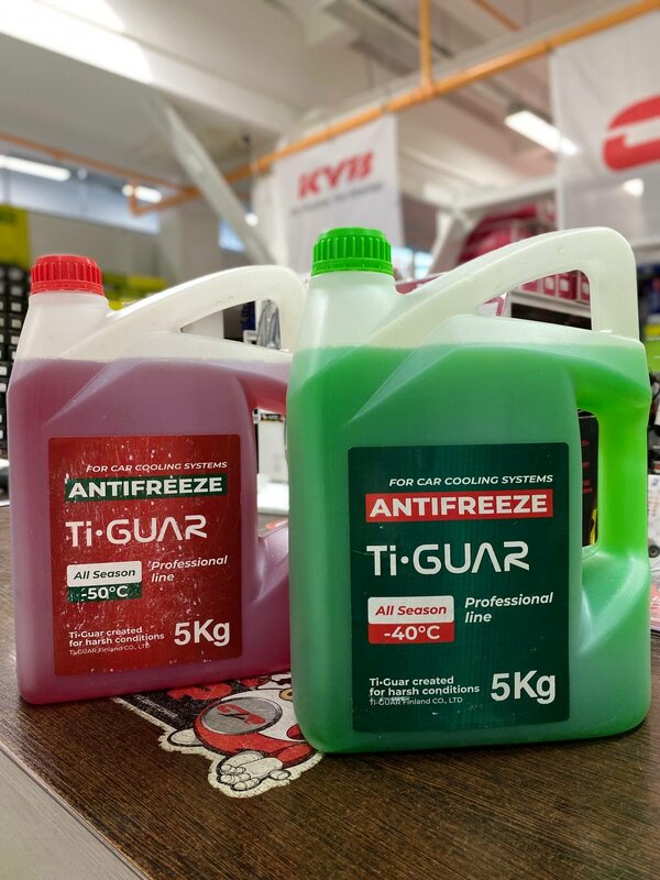 Канистры антифриза Ti-GUAR в магазине запчастей