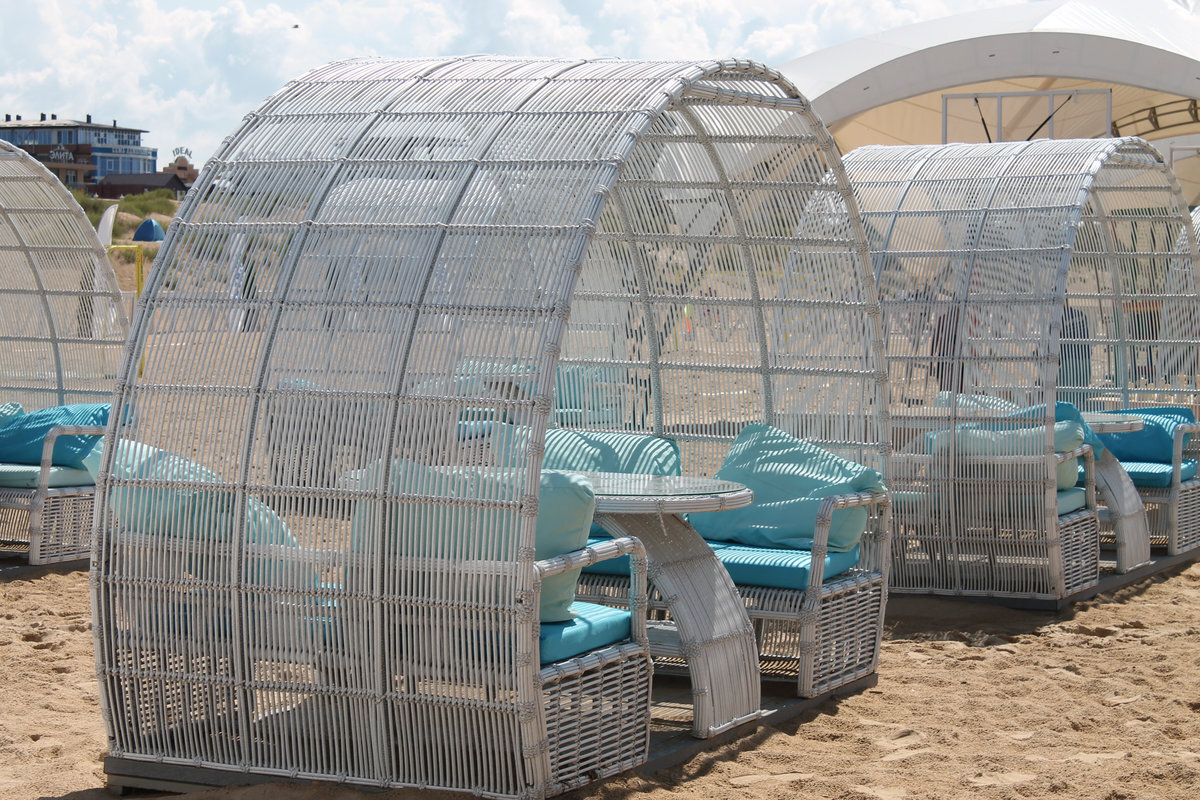 Уличная мебель от Malacca для агрессивных погодных условий