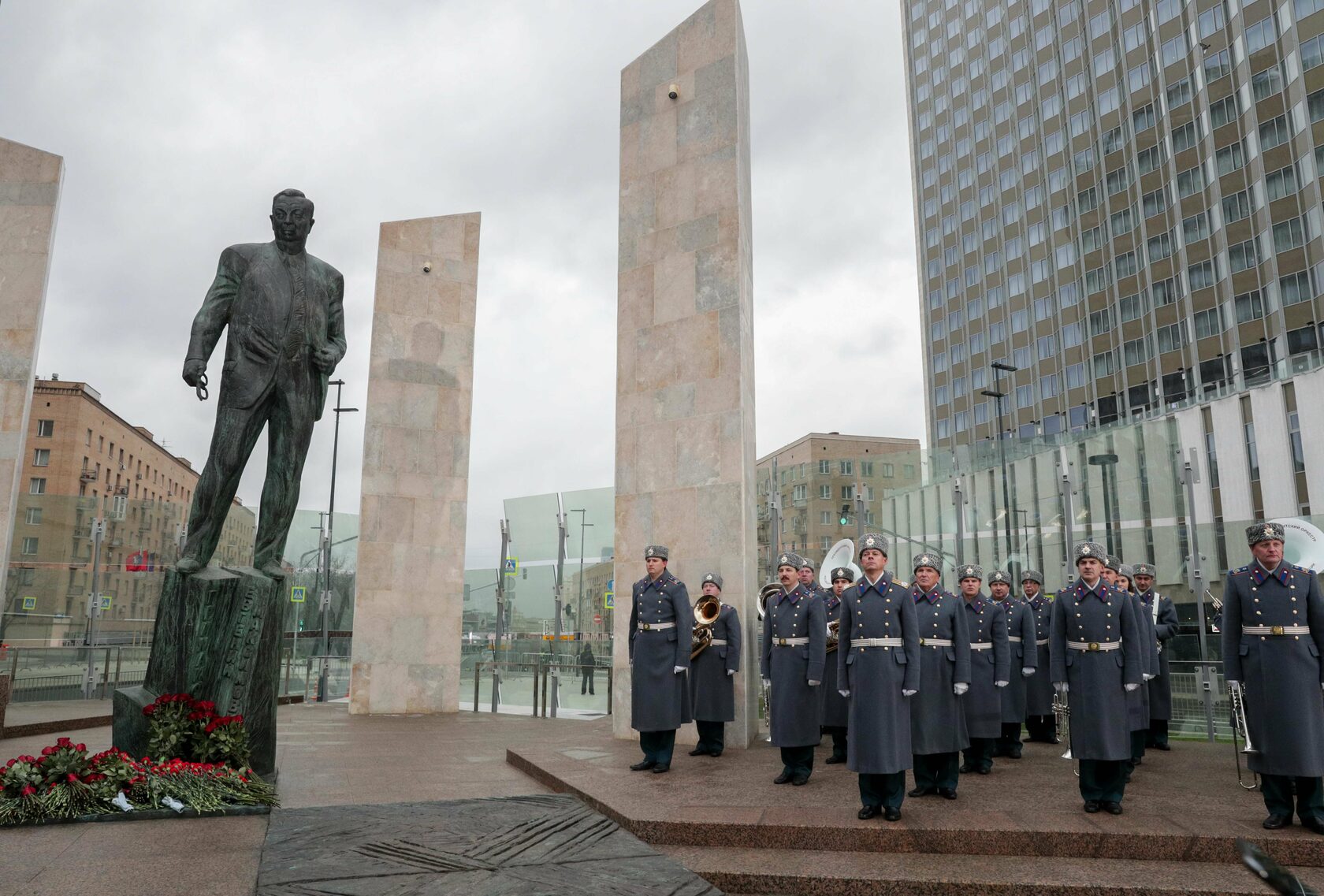 памятник примакову на смоленской площади в москве