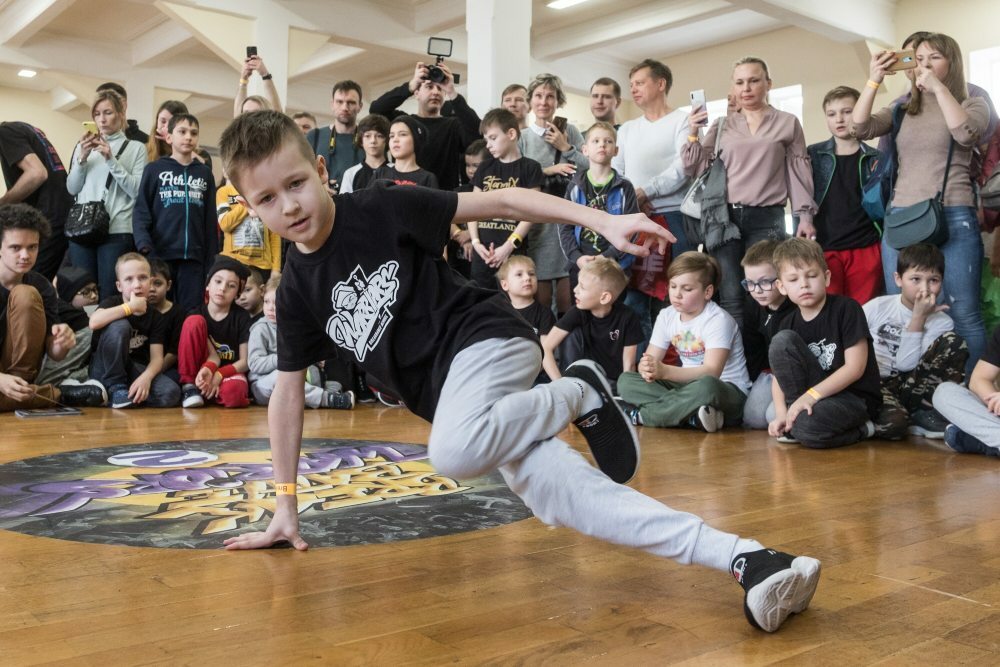 School warriors. Брейк данс Warriors. Команда брейкинг дети. Брейк данс ребенок йо. Бэк в брейкинге.