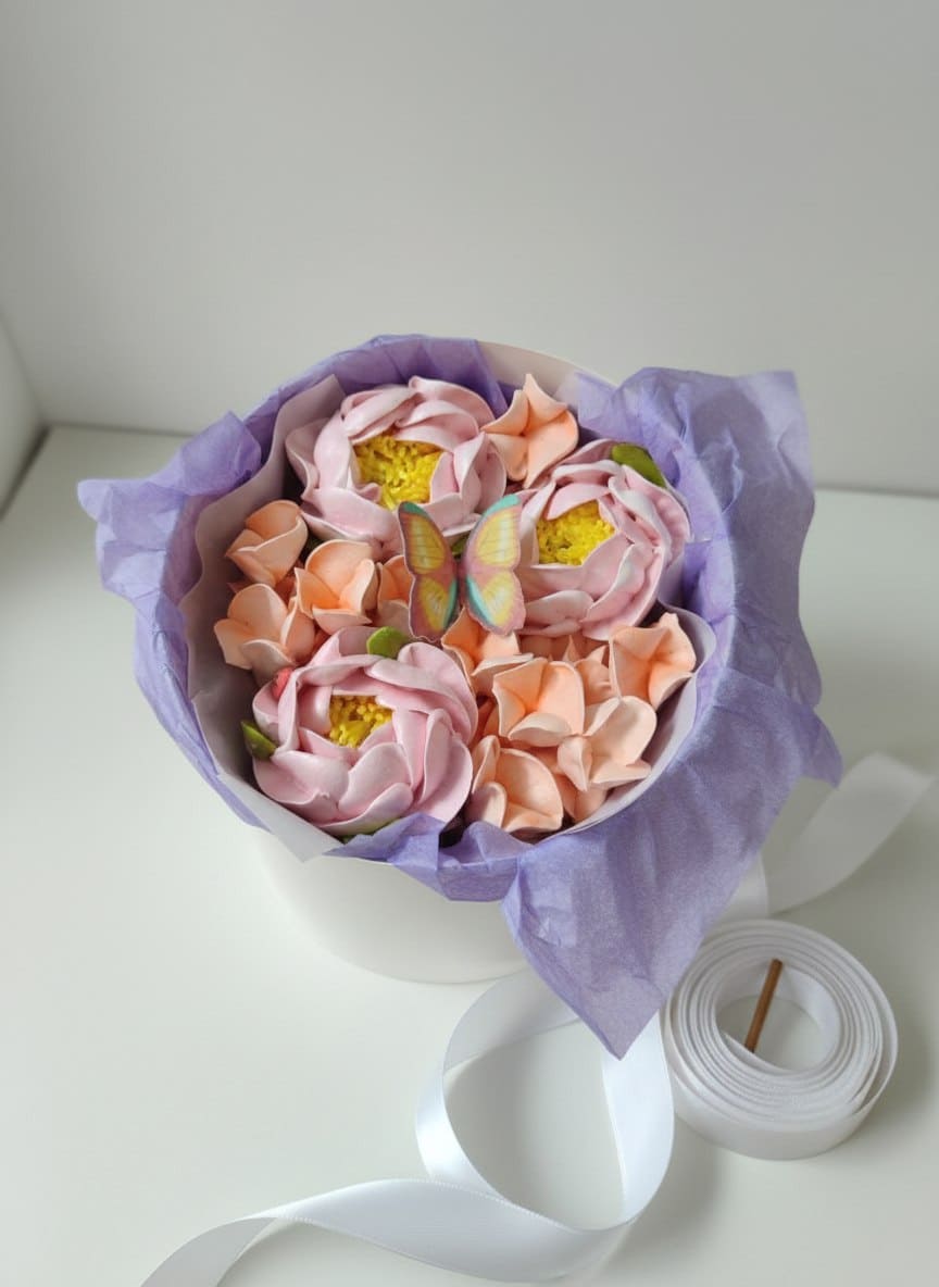 Художественные цветы из зефира в шляпной коробке с окном, диаметр 16 см 4