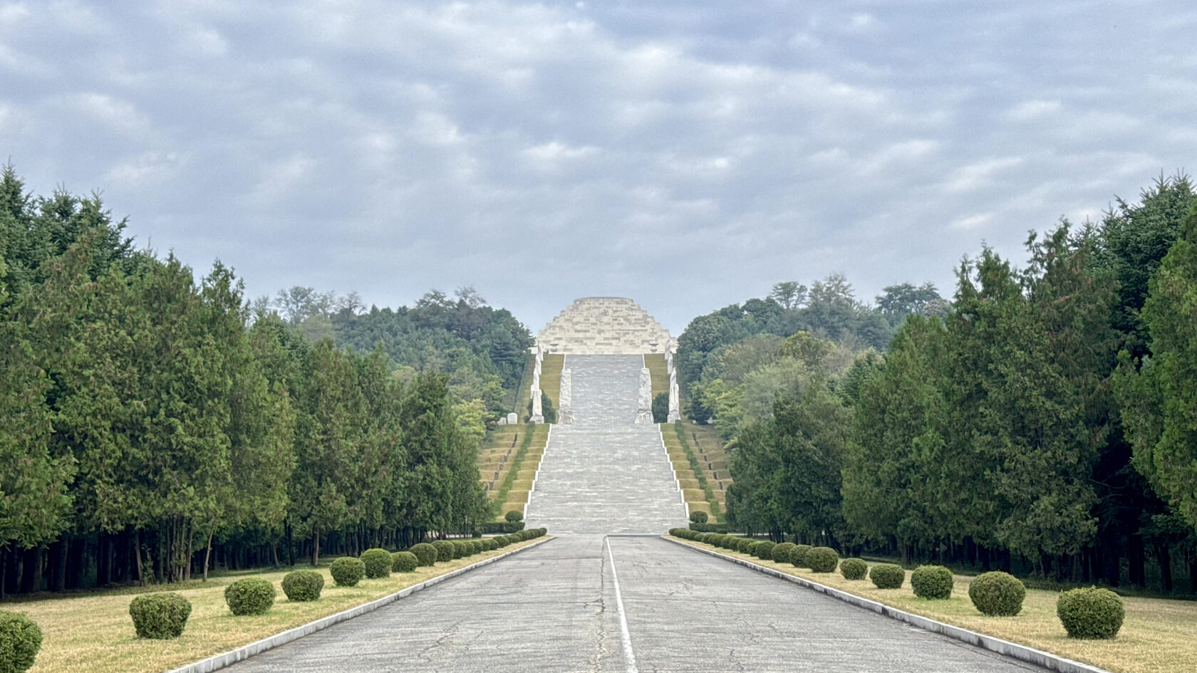 Гробница Тангуна. КНДР (Северная Корея)