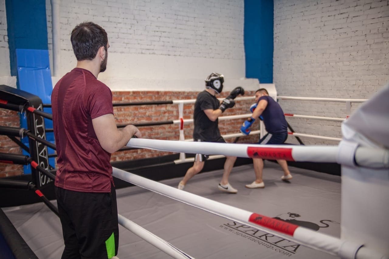 Тренировки по боксу в спб. Боксерский клуб Спарта. Бокс на Ольги Форш. Залы бокса в Санкт-Петербурге. Зал бокса Спарта.