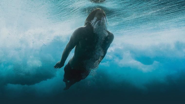Кадр из фильма «Fishpeople»: серфер ныряет под волну