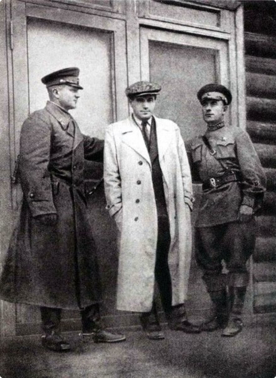 Военный корреспондент В. П. Катаев в Доваторской гвардейской дивизии. 1942