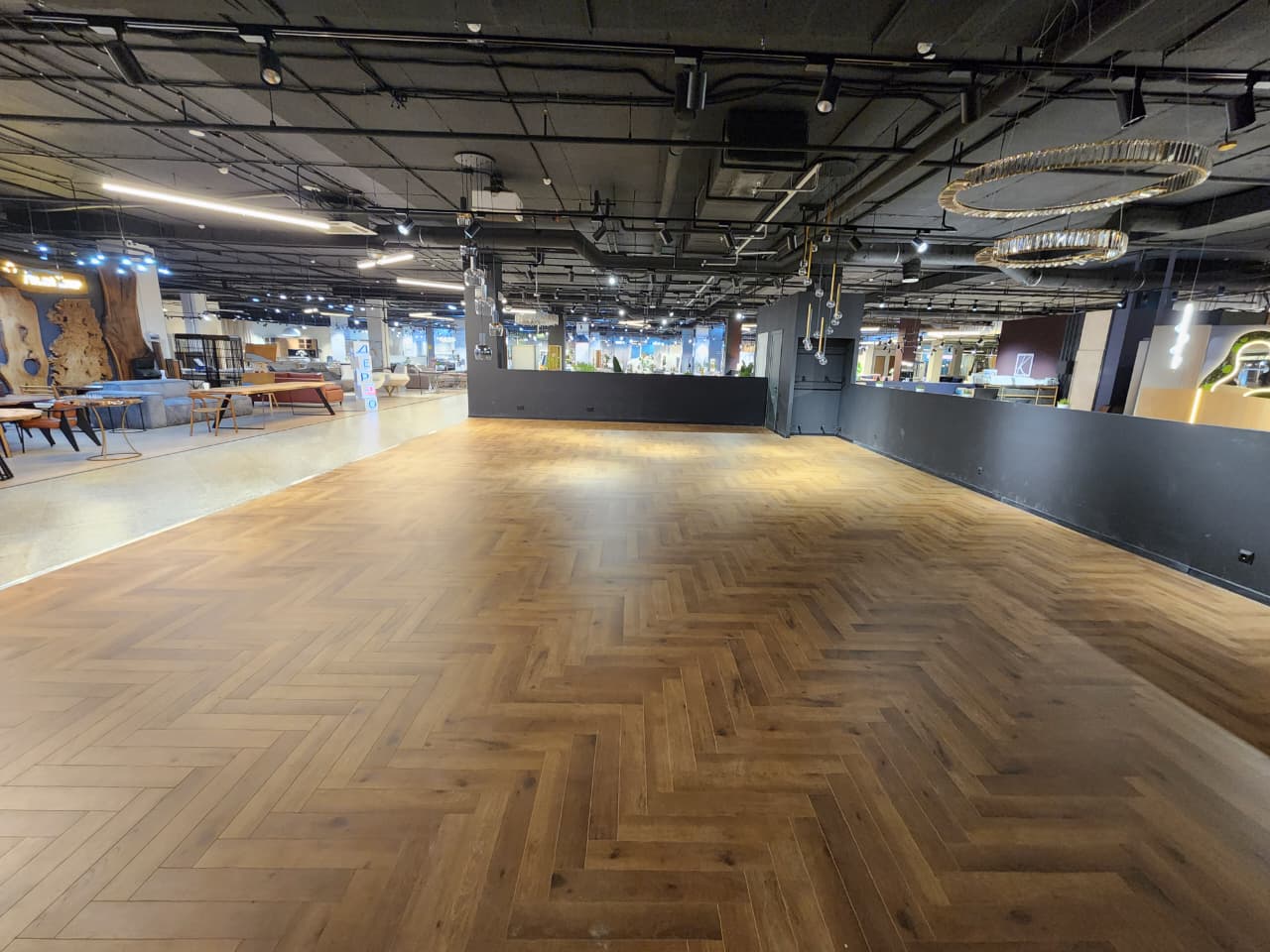 Ламинат Norland в формате английской ёлки — тот случай, когда покрытие само становится частью дизайна. Тёплый оттенок дуба Помона добавляет уюта и мягкости светлому интерьеру салона.