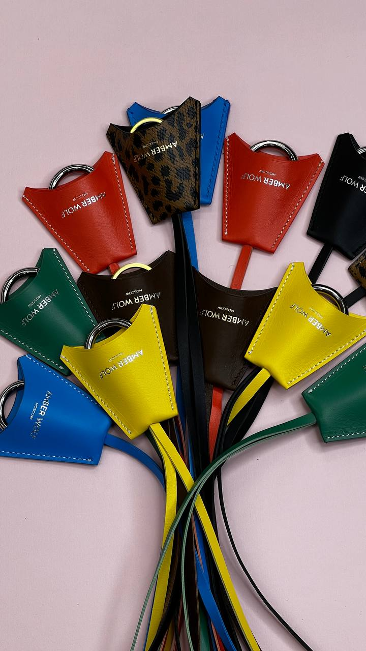 Что подарить девушке на 14 февраля: сумки и аксессуары из кожи