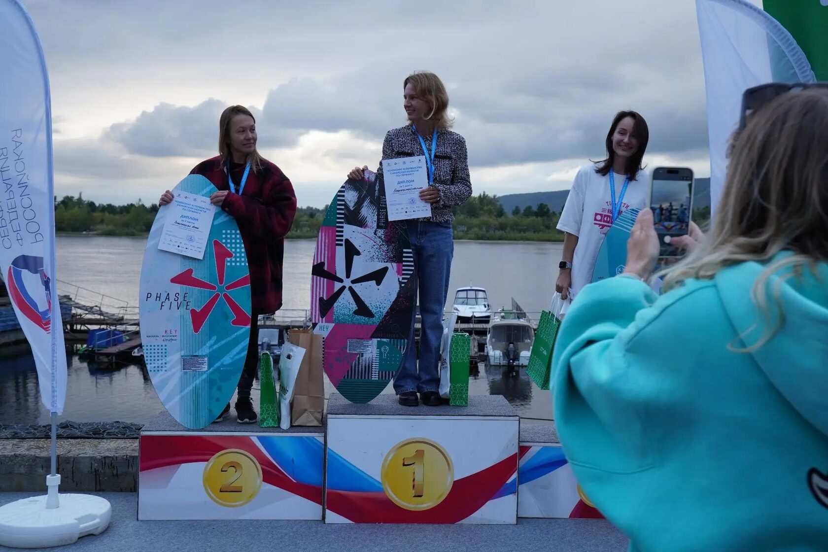 награждение участниц соревнований по вейксерфингу SURF PLAY CHAMP 2026 
