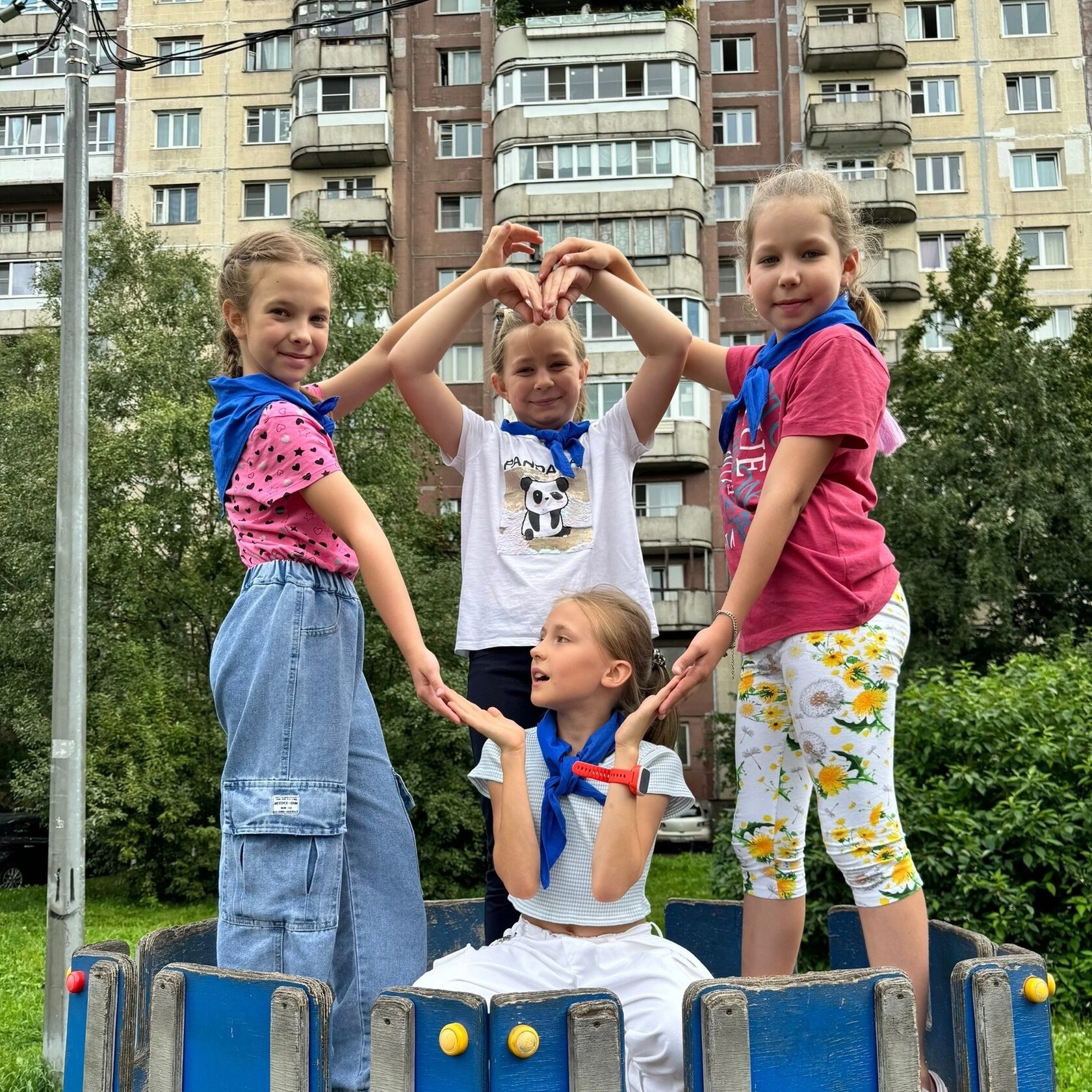 Дети в городском лагере