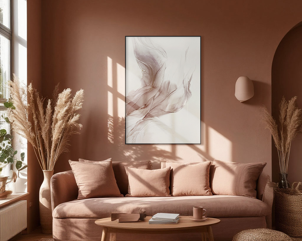 Большая пастельная картина в бежевой гамме в раме на стене в интерьере в цвете Pantone 2025, выполненная спиртовыми чернилами с поталью