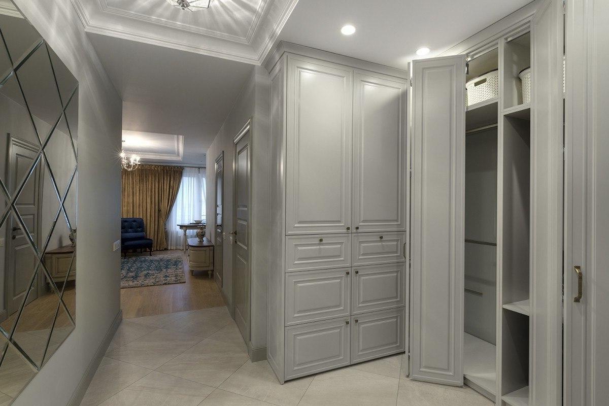 Встроенный шкаф в коридор с распашными дверями