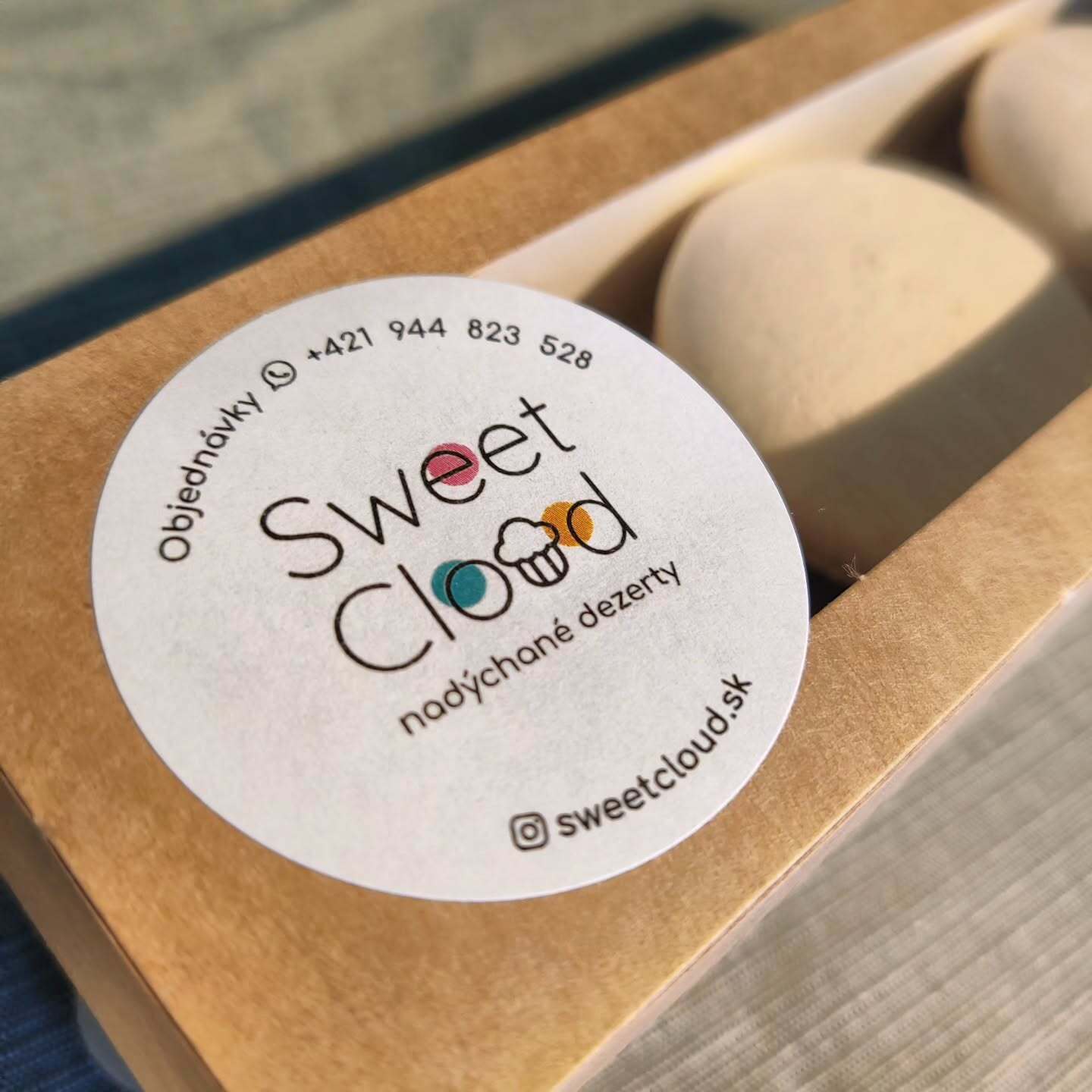 Elegantná krabička Sweet Cloud s čerstvými makrónkami rôznych chutí