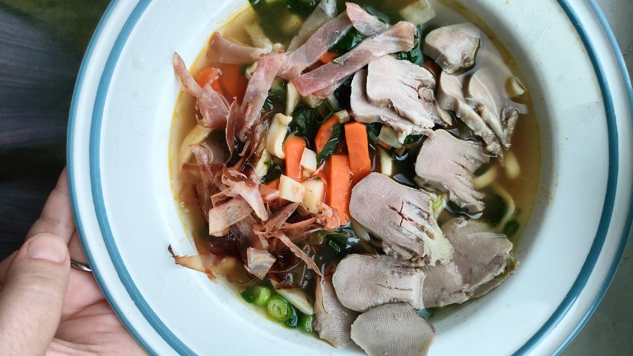 Лапша, бульон даси, овощи, языки