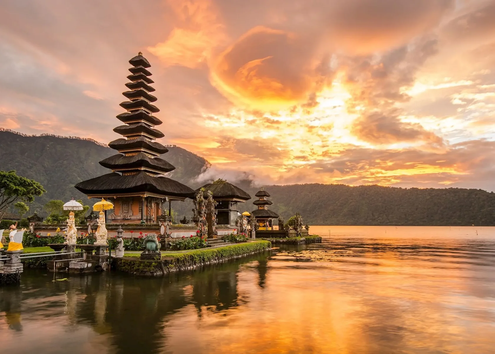 A stunning golden sunset over the iconic Ulun Danu Beratan Temple, representing the calm and spiritual atmosphere of the Nyepi holiday in Bali.