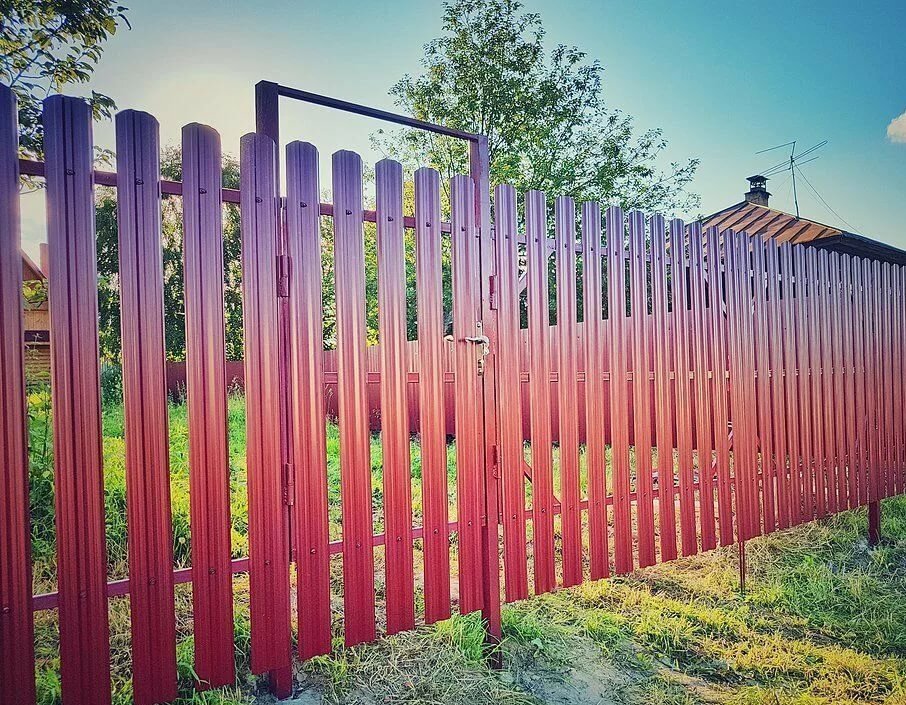 Забор из штакетника металлического horoshie zabory. Забор с евроштакетника. Забор из штакетника. Забор из металлического штакетника. Красивый забор из штакетника.