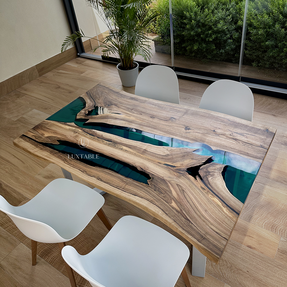 Epoxidharz Tische Alagoas aus europäischem Nussbaum und hellblauem Epoxidharz mit Metallic Effekt