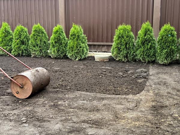 Подготовка и укатка земли перед укладкой рулонного газона