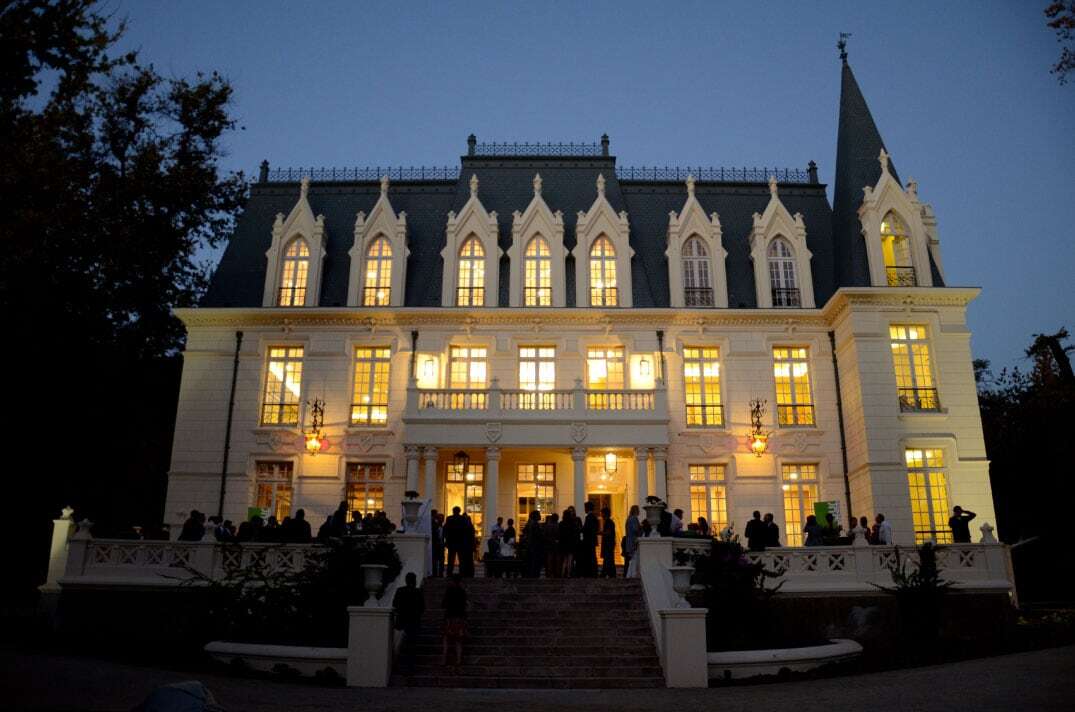 Дворец 1907 года вечером, отель в Сантьяго