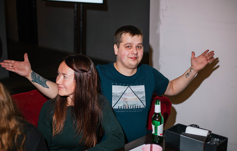 Игроки радуются на квизе