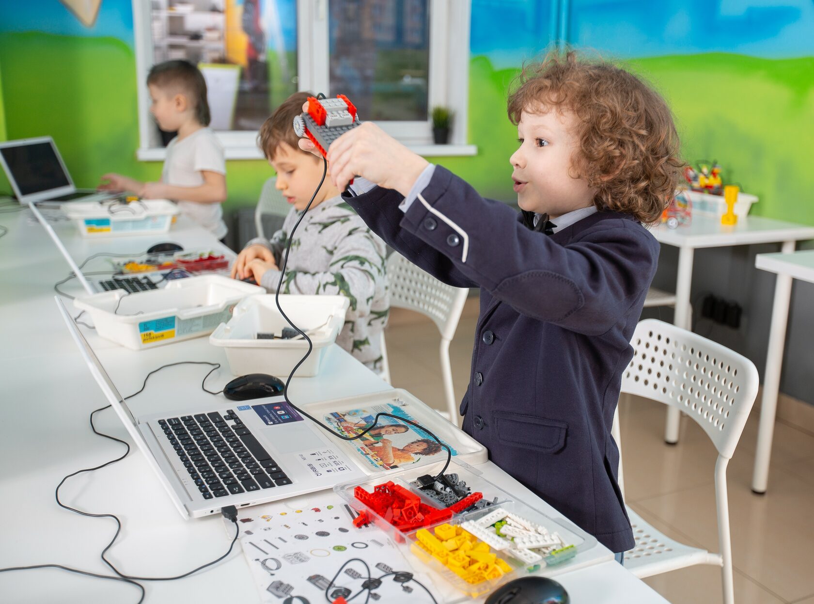 В кружке робототехники занимаются ученики разных классов. Робототехника. Робототехника для дошкольников. Кружок робототехники для детей. Робототехника и программирование для детей.